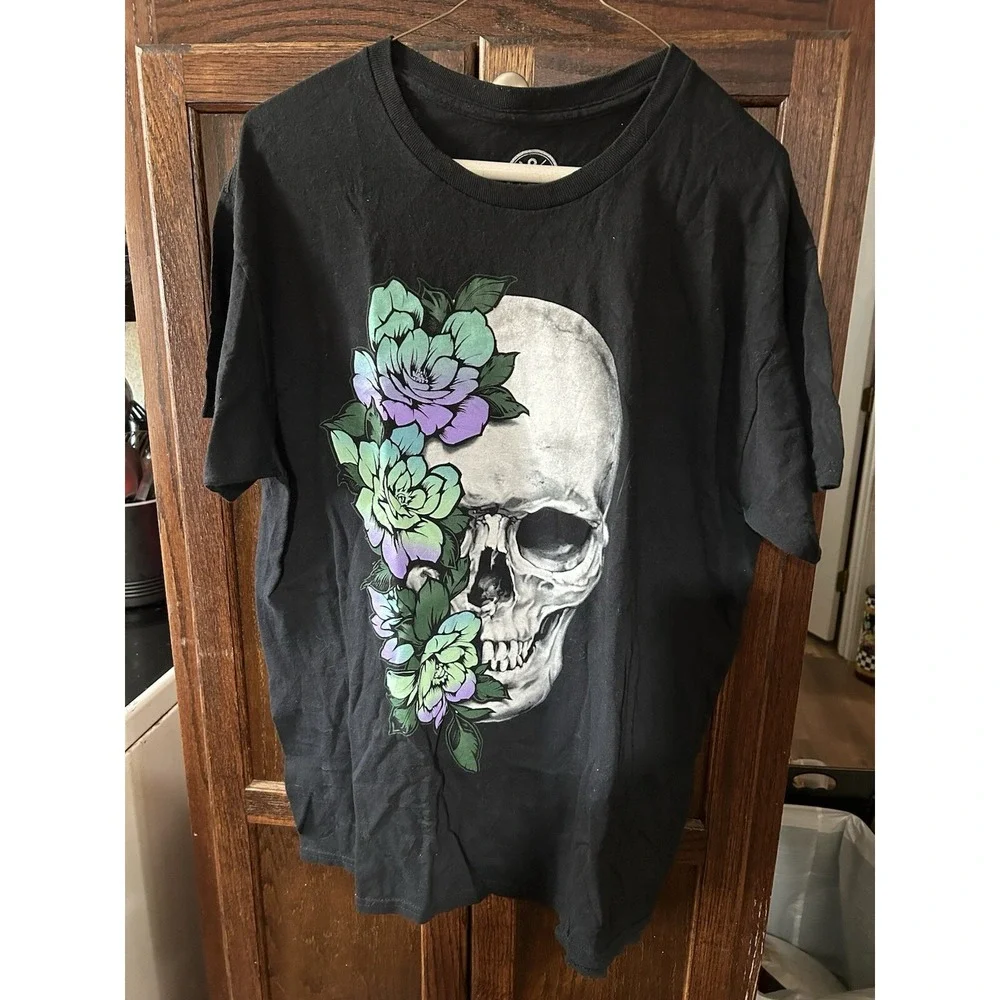 Purple Flower T Shirt W/ Skull Size Large Black‎